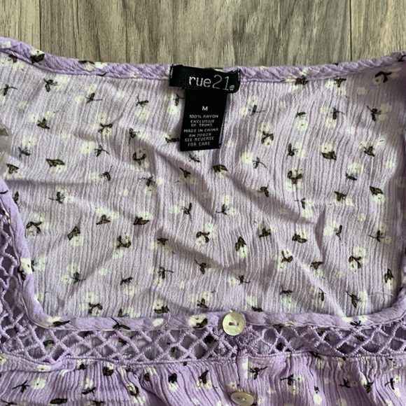 Rue 21 Crop top!! Medium in Woman🌷 - Picture 2 of 2